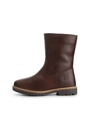 Botte en cuir marron mi-mollet avec bout arrondi, semelle cousue, et logo de montagne embossé sur le côté extérieur près du talon, sur fond blanc.