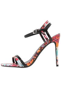 Sandali con tacco alto con una fascia in pelle verniciata nera, caratterizzati da una soletta colorata con un motivo decorativo e grafica astratta.