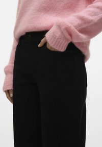 Vero Moda VMELLY WEITER BEINSCHNITT - Jeans a zampa - black