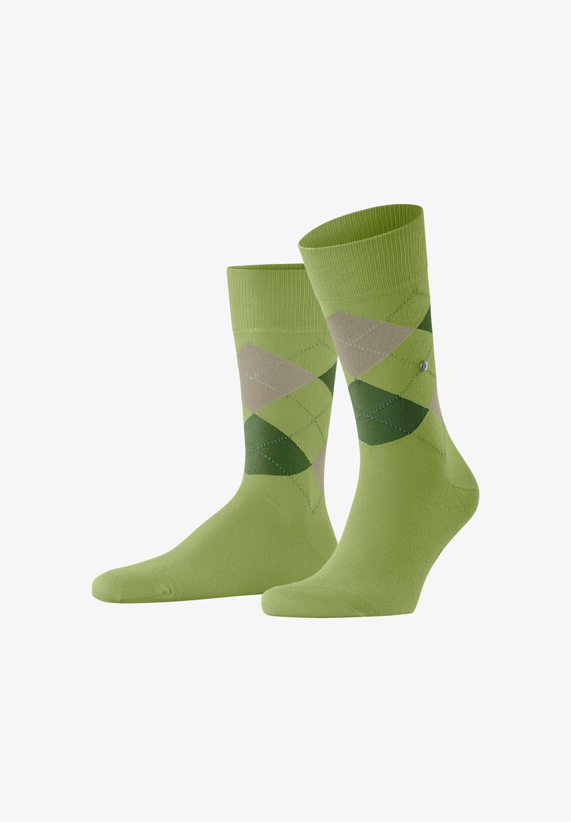 Een paar groene kniekousen tot halverwege het kuit, met lichte en donkere argyle diamantpatronen, rechtop weergegeven op een witte achtergrond.