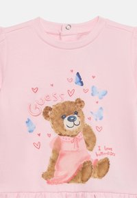 Ροζ βαμβακερό φόρεμα με γραφικό αρκουδάκι που φοράει ροζ φόρεμα με καρδιές και πεταλούδες, στρογγυλή λαιμόκοψη και κούμπωμα με κουμπιά στο πίσω μέρος.
