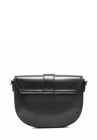 Czarna skórzana torba na ramię o zaokrąglonym kształcie, z klapą, akcentującymi przeszyciami i regulowanym paskiem. Minimalistyczny design, brak widocznych elementów metalowych.
