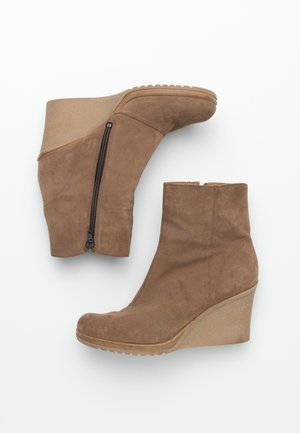 Esprit Støvletter m/ kilehæl - brown