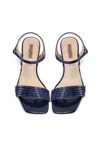 Sandali con tacco color blu navy con finitura lucida, dotati di una banda texturizzata sulla punta e di una cinghia alla caviglia con fibbia in metallo.