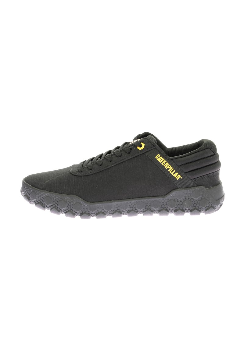 Zapatilla deportiva negra con parte superior de tela texturizada, suela de goma con patrones hexagonales y un logo amarillo de Caterpillar en el lateral.