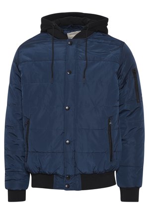 Námornícky modrá prešívaná bunda s čiernou kapucňou, zipsovými bočnými vreckami, cvokovými gombíkmi a rebrovanými manžetami pre pohodlné nosenie.