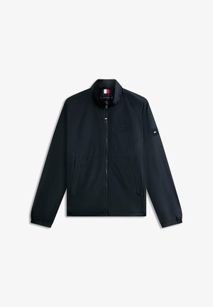 Zwarte jas met rits en opstaande kraag, zijzakken, en een klein rood-wit-blauw logo op de linkermouw en rits.