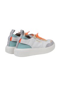 Weiße Sneaker mit grauen, türkisfarbigen und neongelben Akzenten. Strukturiertes Material und sichtbares Logo an der Seite mit einer gerippten weißen Sohle.