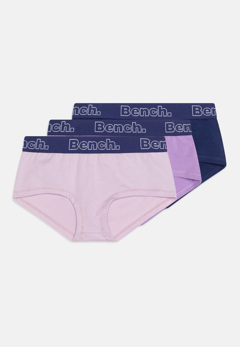 Mehrpack mit Damenunterhosen, bestehend aus einem pinken, einem lavendelfarbenen und einem marineblauen Paar. Jede hat einen breiten, elastischen Bund mit dem "Bench."-Logo.