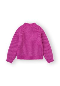 Suéter de punto grueso de color rosa brillante con mangas largas y un cuello acanalado alto, mostrado desde la parte de atrás sobre un fondo blanco.