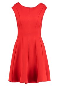 Czerwona sukienka bez rękawów z dopasowanym gorsetem, rozkloszowanym dołem i delikatnymi fałdami. Wykonana z gładkiego materiału o sztywnym kroju.