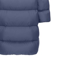 Marineblauwe donsjas met doorgestikt ontwerp, voorzien van een hoge kraag en brede mouwen. Gladde, glanzende stof met een ronde logodetail.