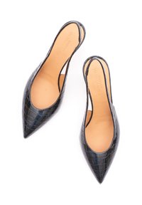Décolleté slingback in vernice nera con punta a mandorla, caratterizzate da una texture a coccodrillo e una soletta liscia di colore chiaro.