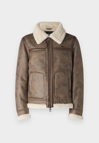 Ruda odinė striukė su švelniu grietinėlės spalvos avikailio apykakle ir rankogaliais. Savybės: užtrauktuko uždarymas ir priekiniai kišeniai su tekstūruota apdaila.