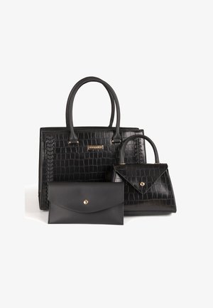 L'ensemble de sac en cuir noir comprend un grand tote avec une texture crocodile, un petit sac à poignée supérieure et un portefeuille plat ; tous présentent des accents dorés.