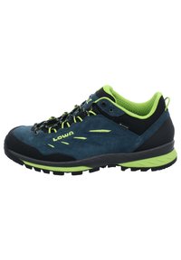 Scarpe da trekking blu e nere con una tomaia in suede e mesh. Presentano accenti di un verde brillante, suola in gomma testurizzata e chiusura con lacci.