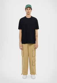 Armani Exchange Nyomott mintás póló - black