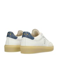 Sneaker in pelle bianca con tallone texturizzato blu e tre stelle dorate, dotate di suola in gomma crema e design minimalista.