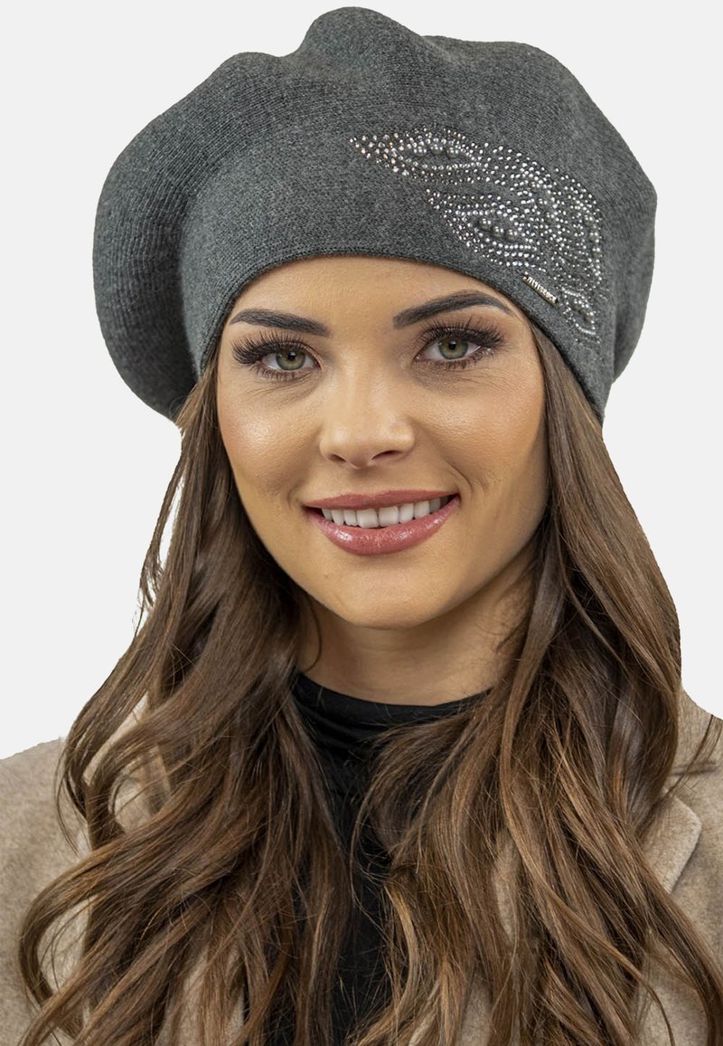 Beret gri din lână moale, cu un design de frunză strălucitoare din strassuri argintii pe o parte. Formă rotundă cu un finisaj texturat.