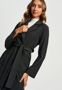 WILLA BOTANIST - Trenchcoat - black