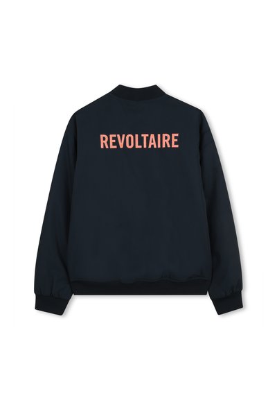 Blouson aviateur bleu marine avec poignets et ourlet élastiques, arborant "REVOLTAIRE" brodé en corail au dos. Texture de tissu lisse.