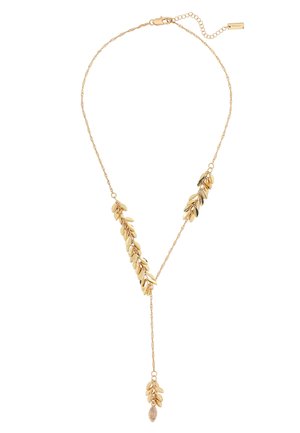 Delikatny naszyjnik z łańcuszka ze złota z klastrami liści inspirowanymi winoroślą oraz małą łezkowatą zawieszką zwisającą z wzoru w kształcie litery Y.