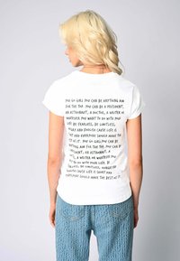 Mira Paris YOU GO GIRL VINTAGE ROLL UP - Trükipildiga T-särk - white