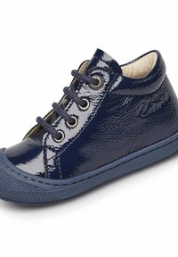 Stivale alla caviglia in pelle verniciata blu navy con punta rotonda, superficie texturizzata e chiusura con lacci. Presenta occhielli in metallo e suola in gomma.