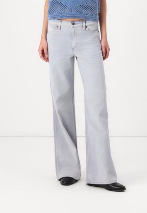 Lichtblauwe flared jeans van denim met voorzakken, riemlussen en een ritssluiting. Gladde textuur met subtiele stikdetails.