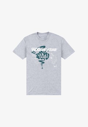 Šedé bavlněné tričko s kulatým výstřihem. Na přední straně se nachází nápis "WORKER WEAR" ve bílém a zeleném graffiti stylu. Volný střih.