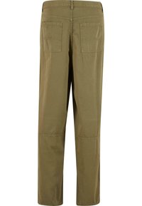 Pantalones rectos de color verde oliva, fabricados en algodón ligero. Cuentan con dos bolsillos traseros y costuras en contraste. Acabados en el dobladillo a la altura del tobillo.