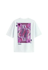 Weißes T-Shirt mit großem lila-rotem Motiv einer stilisierten Herz-Bube-Spielkarte, die eine Sprühdose und eine Farbrolle hält.