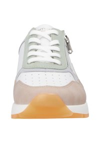 Damenschuhe aus Leder in Weiß und Hellgrau, mit beigen Wildlederelementen, einer durchlässigen Zehenpartie, weißen Schnürsenkeln und einer transparenten orangefarbenen Sohle.