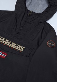 Zwarte hoodie met een rits aan de voorkant, een merkpatch en een accent van de Noorse vlag. Gemaakt van een soepele, lichte stof met een zachte binnenkant.