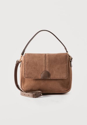 Sac à main en daim marron avec une fermeture à rabat, une poignée courte et une bandoulière réglable, posé sur un fond blanc uni.