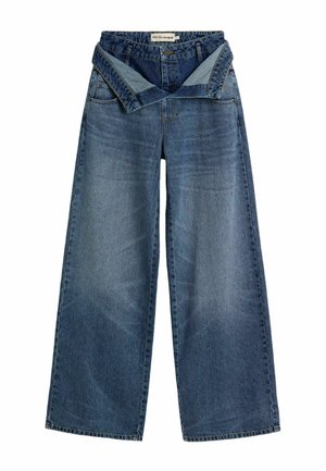 Jean denim bleu à taille haute et jambes larges, avec ceinture repliée et poches avant, présentant des coutures visibles et une fermeture par bouton.