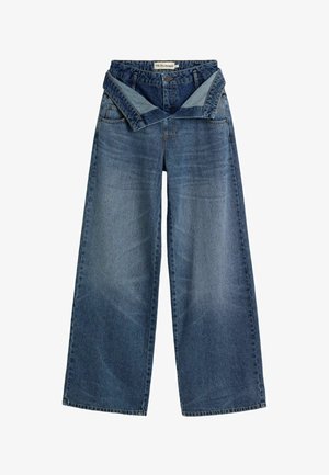 Magasderekú, széles szárú kék farmernadrág, hajtott derékrésszel és első zsebekkel, látható varrással és gombos záródással.