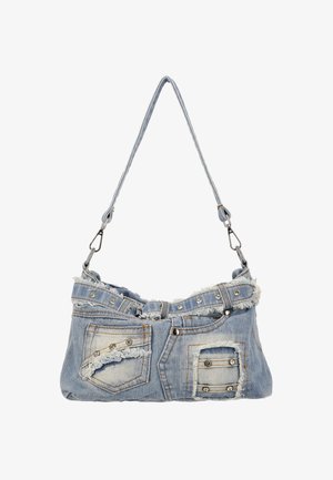 Denim skuldertaske med frynser, sølvnitter og lap-på-lap lommer. Blød tekstur, lyseblå farve og justerbar rem.