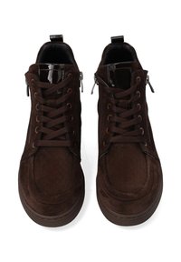 Brązowe zamszowe buty za kostkę z kontrastującymi błyszczącymi akcentami, wyposażone w okrągłe sznurowadła, wyściełany kołnierz i zamki błyskawiczne po bokach.
