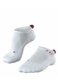 Białe skarpetki do kostek wykonane z teksturowanego materiału, z czerwonym akcentem na pięcie i brandingiem z boku. Lekkie i niskie w kroju.
