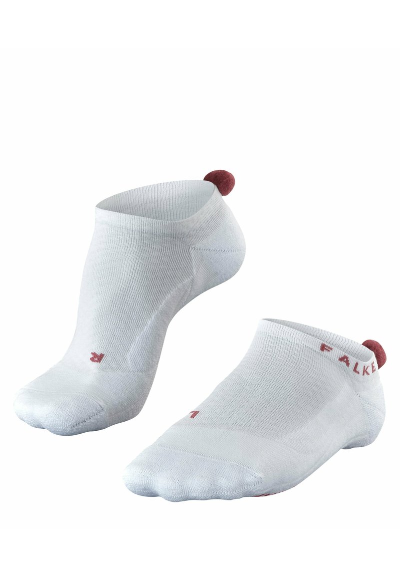 Białe skarpetki do kostek wykonane z teksturowanego materiału, z czerwonym akcentem na pięcie i brandingiem z boku. Lekkie i niskie w kroju.