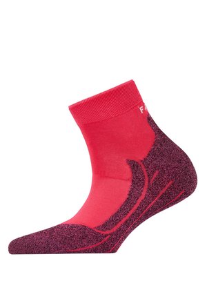 Calcetín rojo hasta el tobillo con un talón y punta de color rosa oscuro texturizado, tejido superior liso y un puño acanalado. Acabado con una mínima marca.