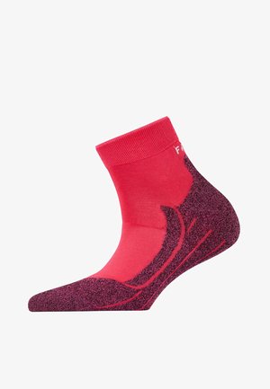 Calcetín rojo hasta el tobillo con un talón y punta de color rosa oscuro texturizado, tejido superior liso y un puño acanalado. Acabado con una mínima marca.