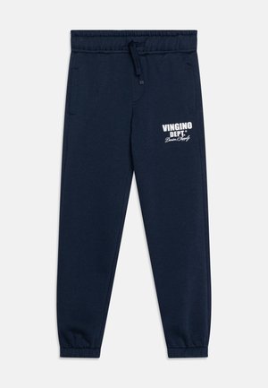 Marineblå joggebukser laget av myk stoff, med elastisk midjebånd, ankelmanchetter, og hvit logo trykk på venstre lår.