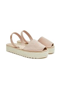 Sandalias de ante rosa con punta descubierta, correa ajustable en el talón y suela de plataforma texturizada en beige. Diseño simple con mínimos detalles de costura.