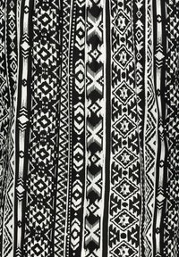 Schwarzes und weißes gemustertes Material mit geometrischen Designs in vertikalen Streifen, das unterschiedliche Formen und Texturen im gesamten Gewebe aufweist.