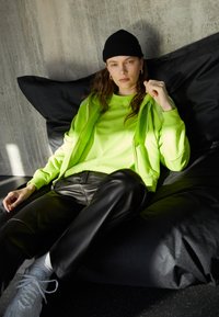 Nike Sportswear TEE  - T-shirt básica - atomic green/white