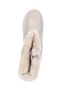 Bota beige hasta el tobillo hecha de suave ante con un forro de pelaje sintético, puntera redonda y detalle de correa ajustable, con una suela de goma plana.