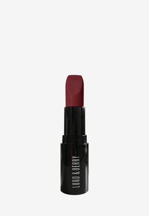 Rouge à lèvres mat de couleur bordeaux profond, contenu dans un tube cylindrique noir avec du texte blanc. Design compact avec une pointe légèrement inclinée pour une application précise.