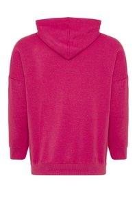 Rosa Kapuzenpullover mit weicher Textur, ausgestattet mit einer Kapuze, weiten Ärmeln und gerippten Bündchen und Saum. Die Rückseite ist glatt und hat minimalistische Details.